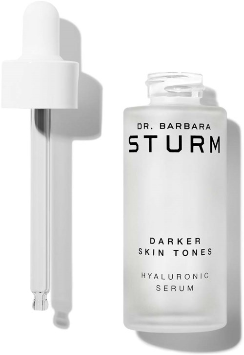 Eine weiße Flasche mit Hyaluronsäure. Text sagt, sie ist für dunklere Hauttöne von Dr. Barbara Sturm.