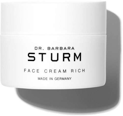 Ein weißer Behälter mit schwarzem Text: Dr. Barbara Sturm Face Cream Rich, hergestellt in Deutschland.