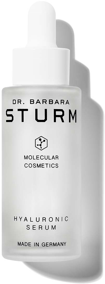 Hyaluronsyre-serum i en hvit flaske med pipette, merket Dr. Barbara Sturm, Molecular Cosmetics, laget i Tyskland.