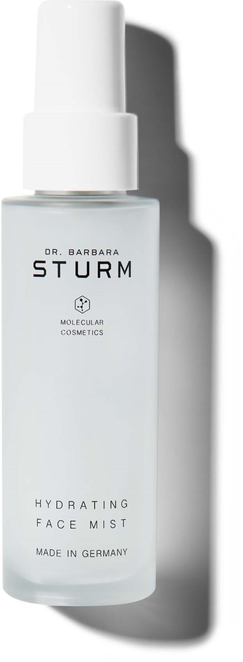 Eine weiße Flasche mit Sprühkopf, beschriftet Dr. Barbara Sturm Hydrating Face Mist aus Deutschland.