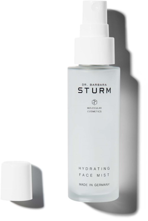 Eine klare Flasche mit Sprühkopf, gekennzeichnet als Dr. Barbara Sturm Hydrating Face Mist, hergestellt in Deutschland.