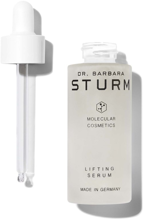 Eine weiße Flasche mit der Aufschrift 'Dr. Barbara Sturm, Molecular Cosmetics, Lifting Serum, Made in Germany' mit Pipette daneben.