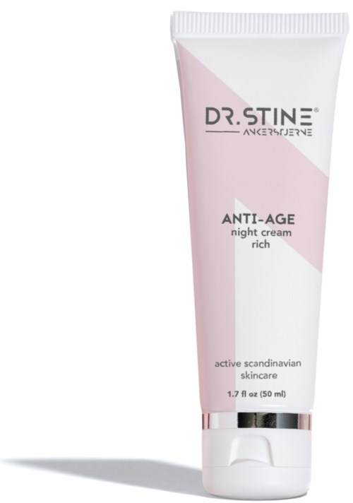 Een witte en roze tube met de tekst 'Dr. Stine Anti-Age Night Cream Rich' voor Scandinavische huidverzorging, 50 ml.