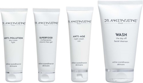 Vier witte huidverzorgingsbuizen met zwarte tekst, gelabeld voor verschillende dagelijkse gezichtsbehandelingen en cleansers.