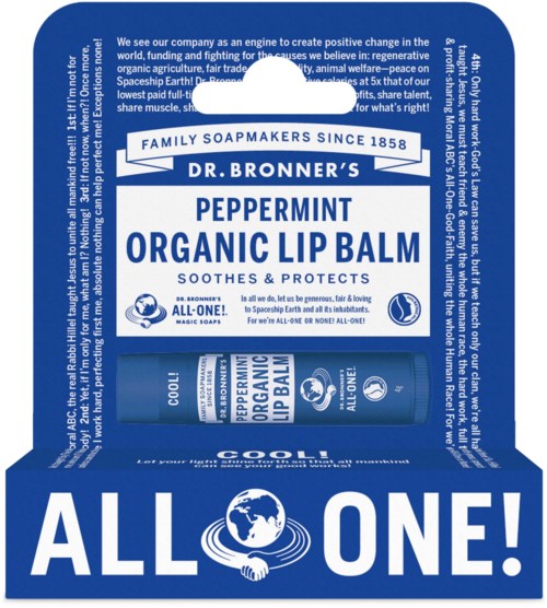 Een blauw-wit label dat Dr. Bronner's Pepermint Organische Lipbalsem promoot met verzachtende en beschermende eigenschappen.