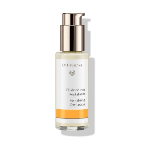 Eine kleine Flasche mit Pumpe, beschriftet als revitalisierende Tageslotion von Dr. Hauschka.