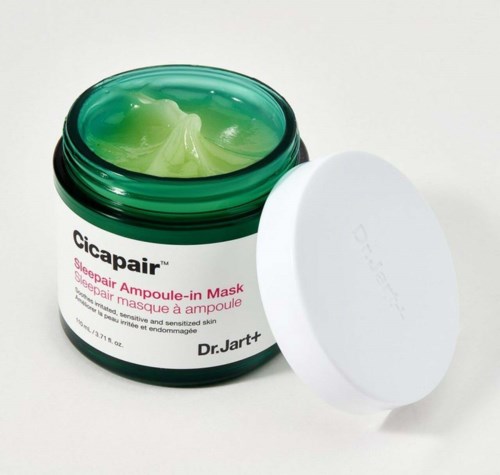 Ett grönt glas med en vit lock innehåller en hudvårdsprodukt kallad Cicapair SleepPair Ampoule-in Mask.
