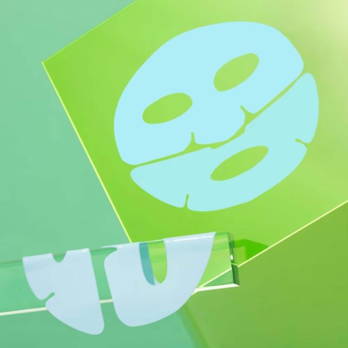 Groene achtergrond met een witte lachende gezichtsmasker en zachte handdoek hangend aan een stok.