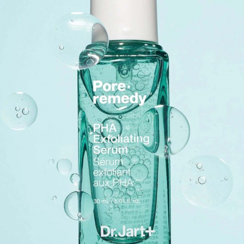 Een heldere fles met label 'Pore remedy PHA Exfoliating Serum' met water en bellen eromheen.