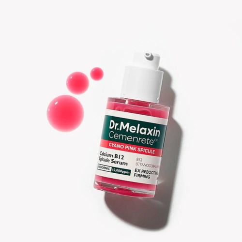 Een roze serumfles met label Dr. Melaxin Cemenrete en bellen in de buurt, benadrukt de felroze kleur.