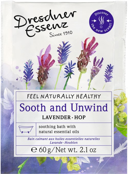 Ett vitt paket med lavendel- och lila färg, illustration av lavendelväxter, text om ett lugnande badprodukt med eteriska oljor.
