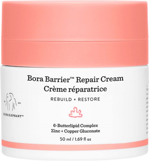 En hvit krukke med rosa lokk inneholder Bora Barrier Repair Cream, som skal gjenoppbygge og restituere huden.