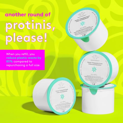 En reklame for protinis krem med fire beholdere stablet på en kreativ måte, med lys grønn bakgrunn og rosa tekst.