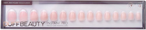 En eske med tippene for negler i lyse rosa, merket som resirkulerte negler, fra DUFFBEAUTY, beregnet for lim-manikyr.
