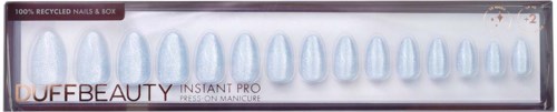 En eske inneholder 14 lyseblå falske negler merket 'Instant Pro' av DUFFBEAUTY.