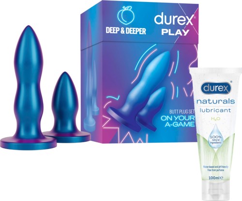 Drei metallische blaue Buttplugs mit einer Durex Play-Box und einem Gleitmittel.