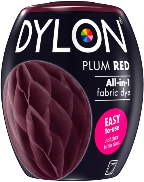 Bilden visar en behållare av DYLON tygfärg i plommonrött med produktdetaljer och en lättanvänd märkning.