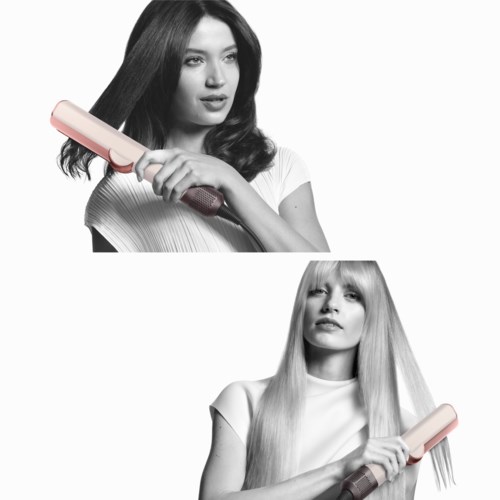 Zwei Frauen mit langen Haaren bürsten ihre Haare.