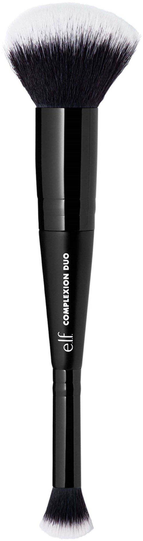 Makeuppensel med svart handtag och vita, fluffiga borst, används för att applicera smink.
