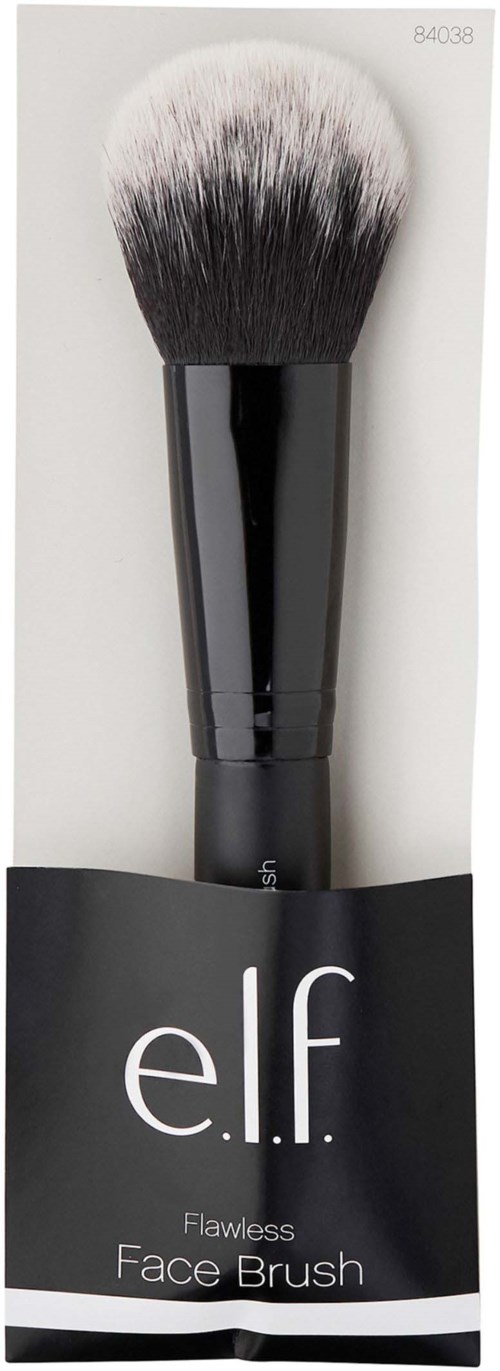 En sminkebørste med svart håndtak og hvitspissede myke bust, i emballasje merket "e.l.f. Flawless Face Brush."