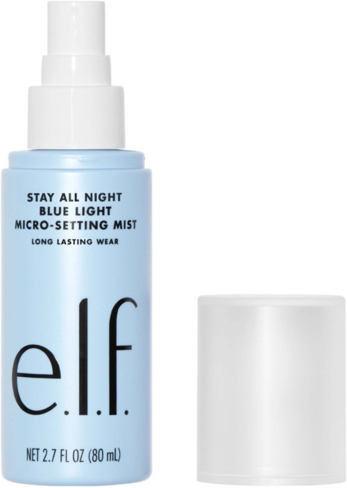 En blå sprayflaske merket "e.l.f." med en hvit hette ved siden av. Teksten nevner en innstilling damp for langvarig holdbarhet.