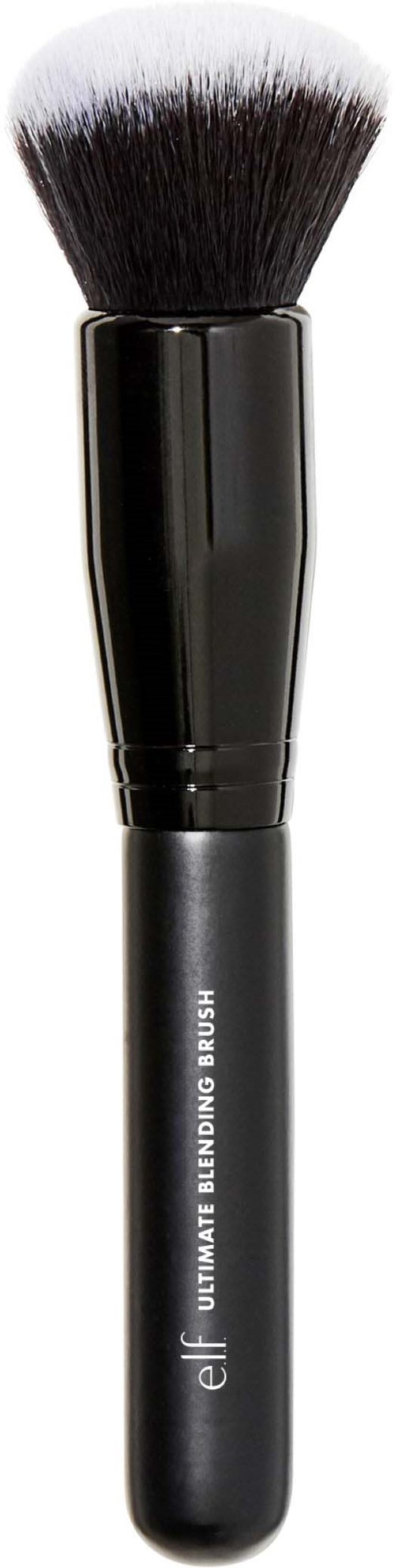 En svart makeupborste med mjuka vita borst och slank handtag, märkt "Ultimate Blending Brush."