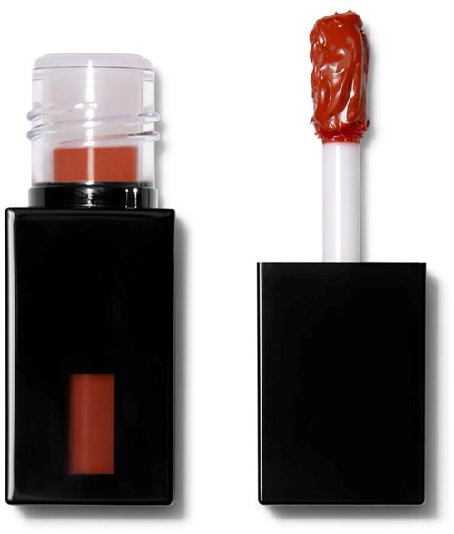 Läppstift med svart fodral, öppet som visar orange läppstift inuti, och ett separat lock med lite röd substans på borsten.