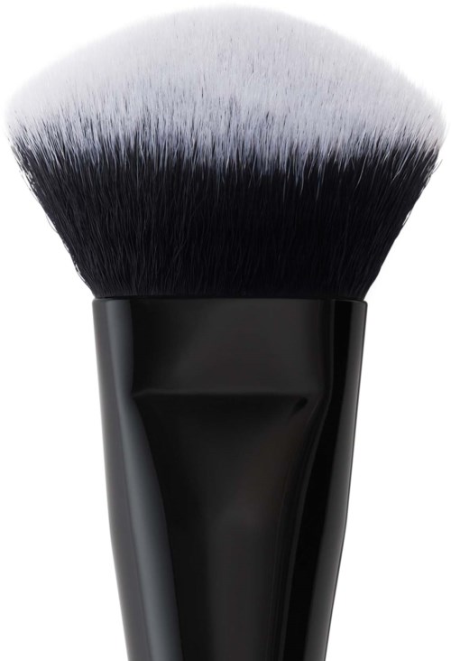 En makeupbørste med fluffy svarte og hvite børster og et slankt svart håndtak.