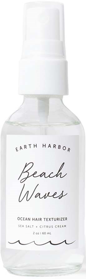 En tydlig sprayflaska med vit etikett, står 'Beach Waves' för havssalens textur, havssalt, citronkräm, 2 oz.