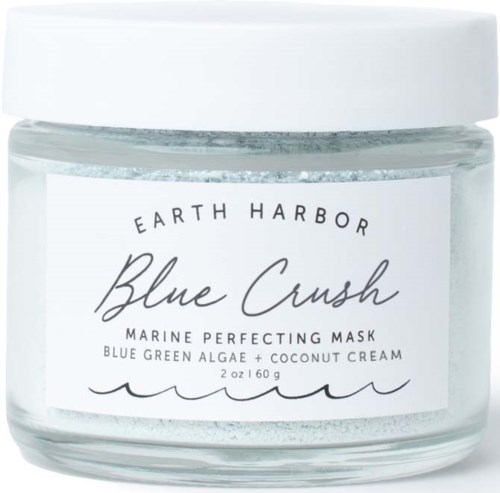 Een pot Earth Harbor Blue Crush Marine Perfecting Mask met blauwgroene algen en kokoscrème.
