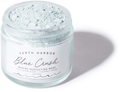 Een potje Blue Crush gezichtsmasker met wit poeder, etiket noemt Earth Harbor, zee- en kokos ingrediënten.