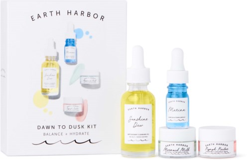 Hudpleieprodukter og et hefte med merkevaren Earth Harbor som fokuserer på fuktighet og balanse.