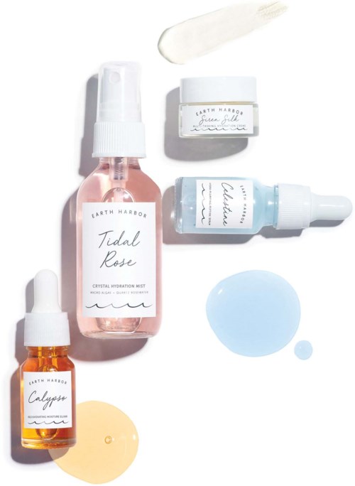 En samlinghudpleieprodukter med spray, kremer og serum i pastellfarger og enkle etiketter.