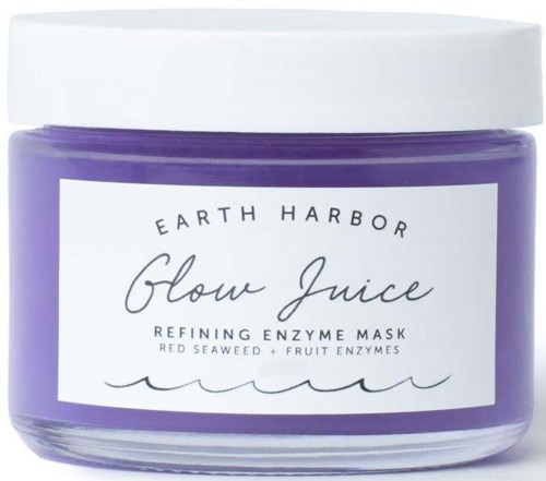 Ein lila Glas mit 'Earth Harbor Glow Juice', enthält Enzymmaske mit Seegras und Fruchtenzymen für die Hautpflege.