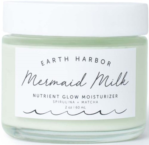Een pot Earth Harbor Mermaid Milk hydraterende crème met label die spirulina en matcha aangeeft. Witte deksel en pastelgekleurde container.