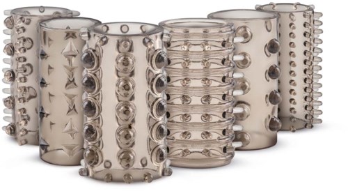 Eine Sammlung klarer, strukturierter zylindrischer Armbänder mit verschiedenen erhabenen Mustern und Nieten.