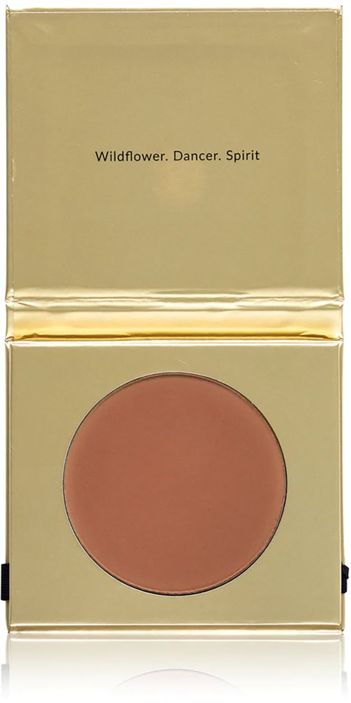 Een beige make-up doos met een ronde blush en de woorden Wildflower.Dancer.Spirit op deksel.