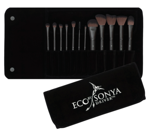 Een set make-upkwasten in een zwart etui met een logo dat zegt "ECO BY SONYA DRIVER".