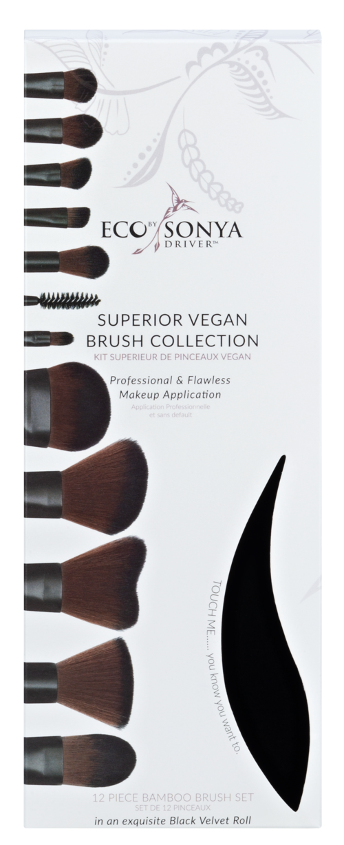 Set vegan make-up kwasten met verschillende maten, zwarte handles en bruine haren, en een zwart fluwelen etui.