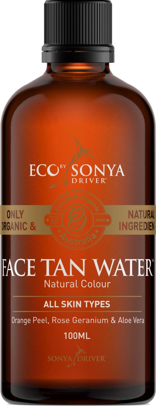 Een bruine fles met 'Face Tan Water' en een zwart deksel, bevat natuurlijke ingrediënten voor alle huidtypes.