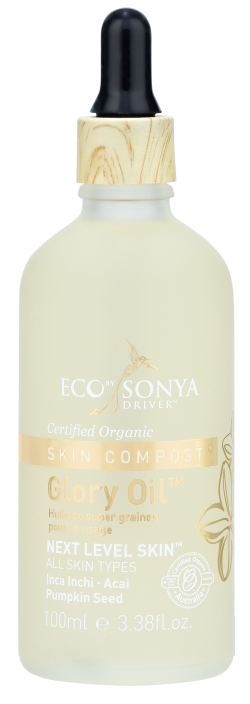 Een wit flesje met een zwarte druppelkop, gemerkt Eco by Sonya driver, bevat Glory Oil voor huid en gezicht.