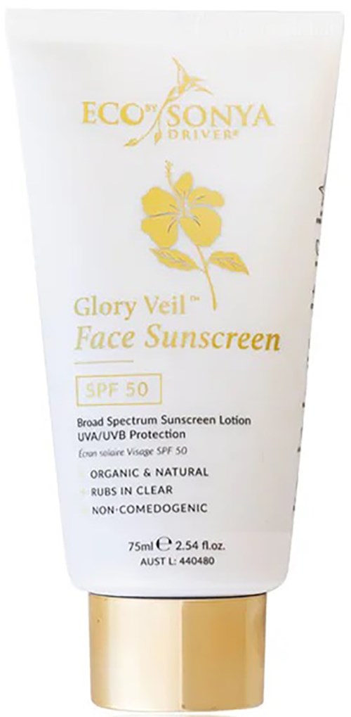 Een witte tube met gezichtszonnebrandcrème met gele accenten, gemerkt Eco Sonya, SPF 50, en biologische ingrediënten.