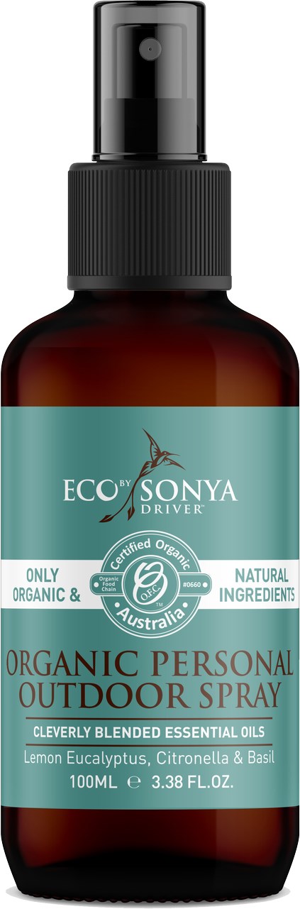 Een bruin spuitflesje met zwarte dop, met label 'Organic Personal Outdoor Spray' door Eco Sonya, bevat natuurlijke ingrediënten.