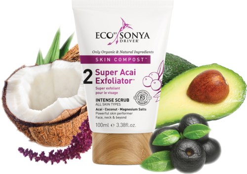 Een tube met acai-scrub naast kokosnoot, avocado, bosbessen en bladeren, benadrukt natuurlijke ingrediënten.