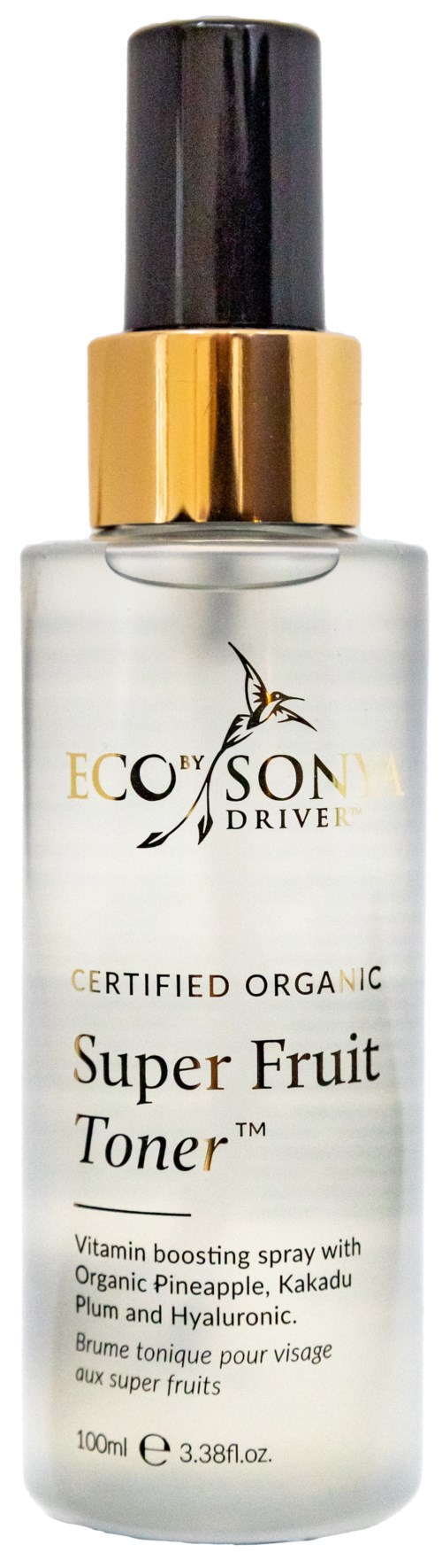 Een doorzichtige sprayfles met een zwarte dop en gouden band, gemarkeerd Eco by Son, bevat super fruit toner voor de huid.