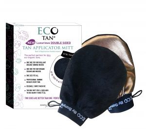 Een doos en twee zwarte hartvormige pads met blauwe randen voor tanning, gemarkeerd ECO TAN.