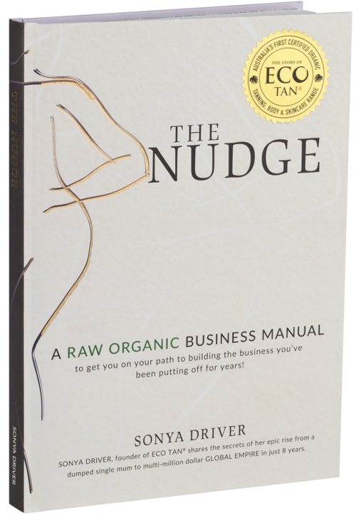 Kirja nimeltä 'The Nudge' yrityksen rakentamisesta, kirjoittanut Sonya Driver. Siinä on kultainen leima ja yksinkertainen muotoilu.