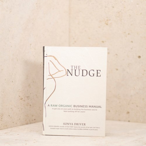 Valkoinen kirja marmoripöydällä, otsikolla 'The Nudge', ja yksinkertainen viivapiirros kansikuvassa.