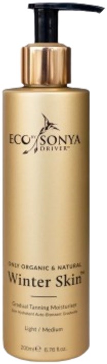Een goudkleurige fles met een zwarte pomp met label Eco Sonya Winter Skin, een vochtinbrengende crème voor lichte tot medium huid.