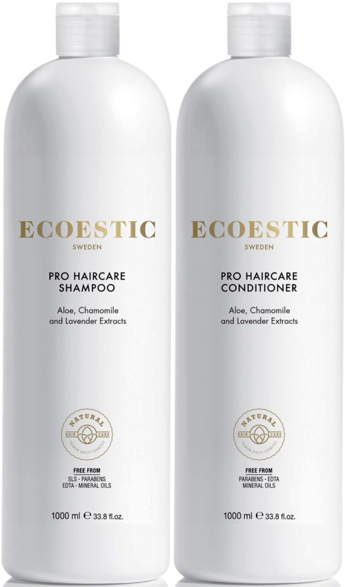 Zwei weiße Flaschen, Shampoo und Conditioner, 'ECOESTIC Sweden' mit natürlichen Inhaltsstoffen wie Aloe, Kamille und Lavendel.